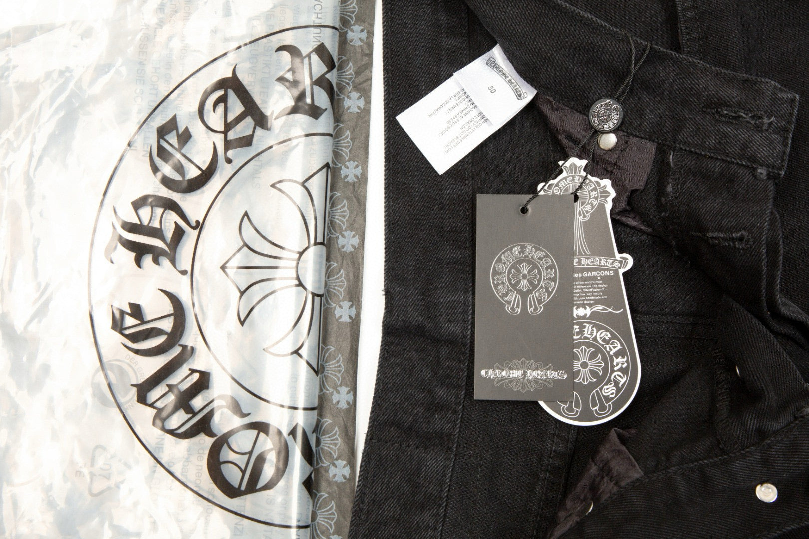 CHROME HEARTS BLACK CROSS PATCH JEANS BLACK Status Shipping