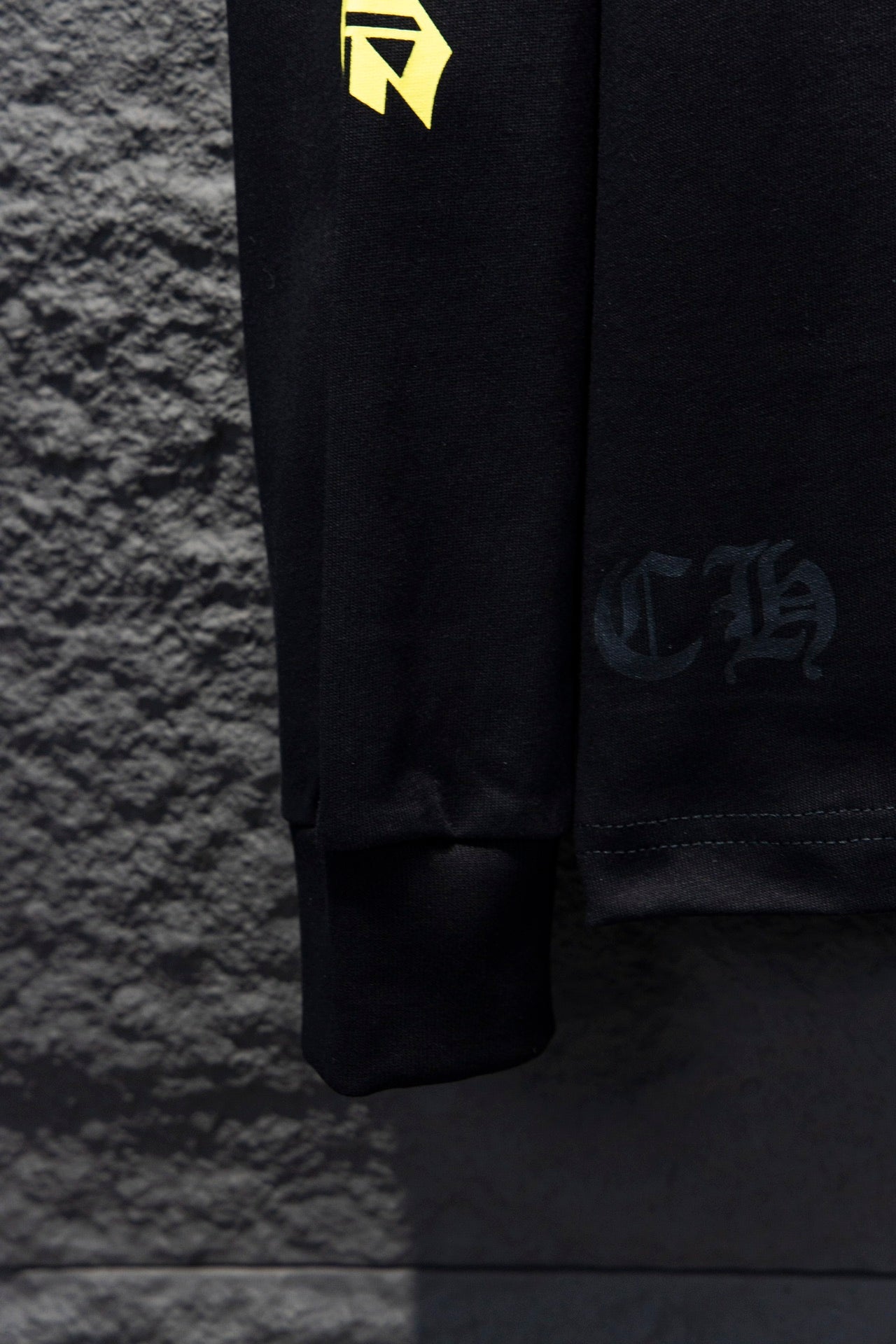 CHROME HEARTS YELLOW COLLAR LONGSLEEVE BLACK Status Shipping