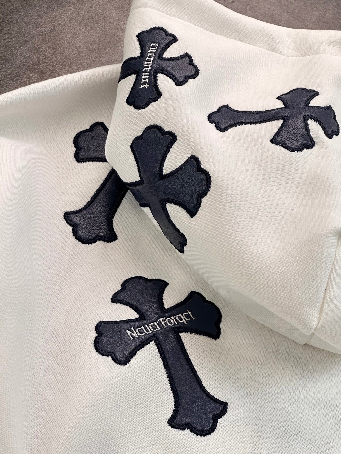 CHROME HEARTS BLACK CROSS PATCH HOODIE WHITE Status Shipping