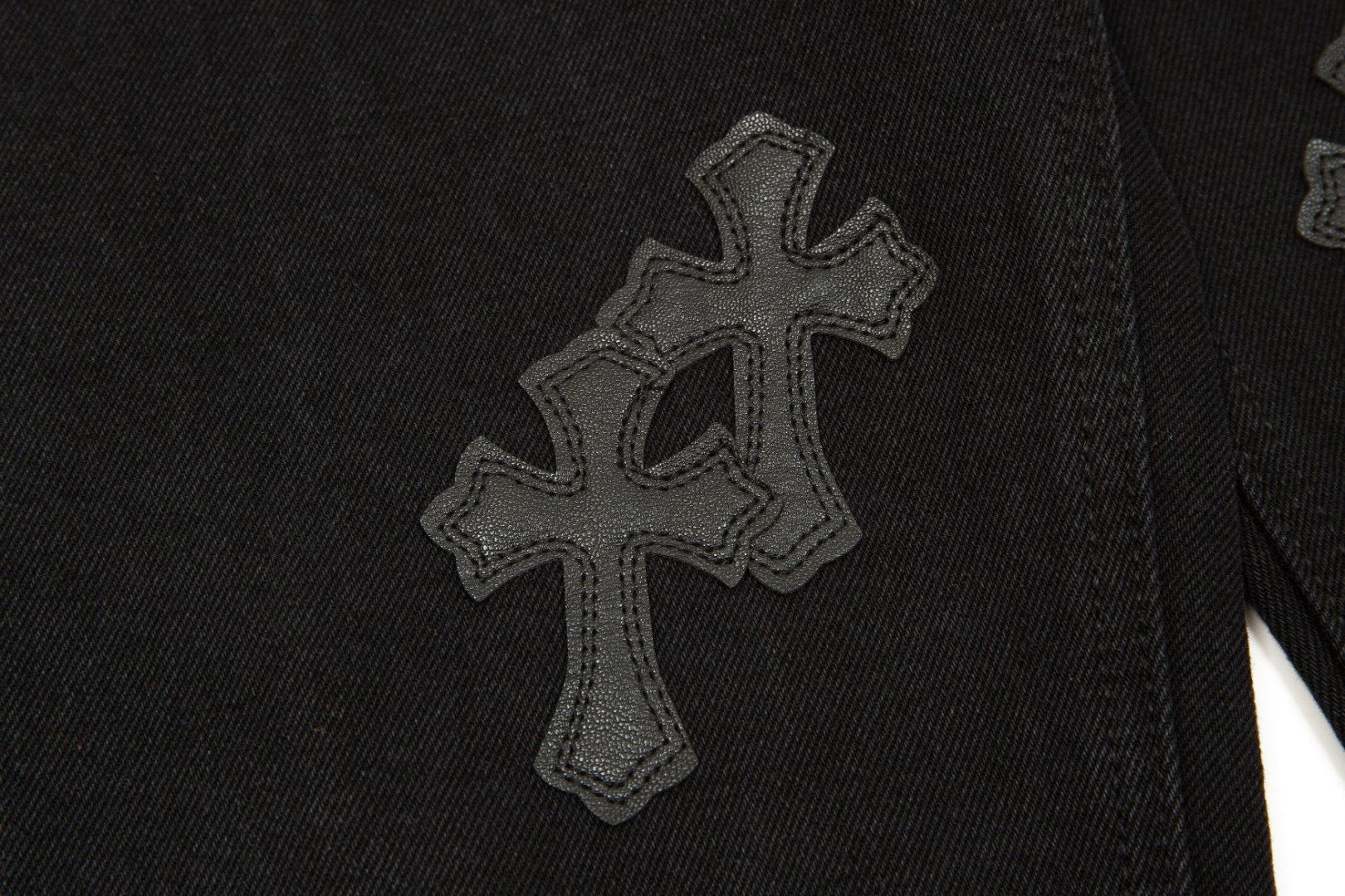 CHROME HEARTS BLACK CROSS PATCH JEANS BLACK Status Shipping