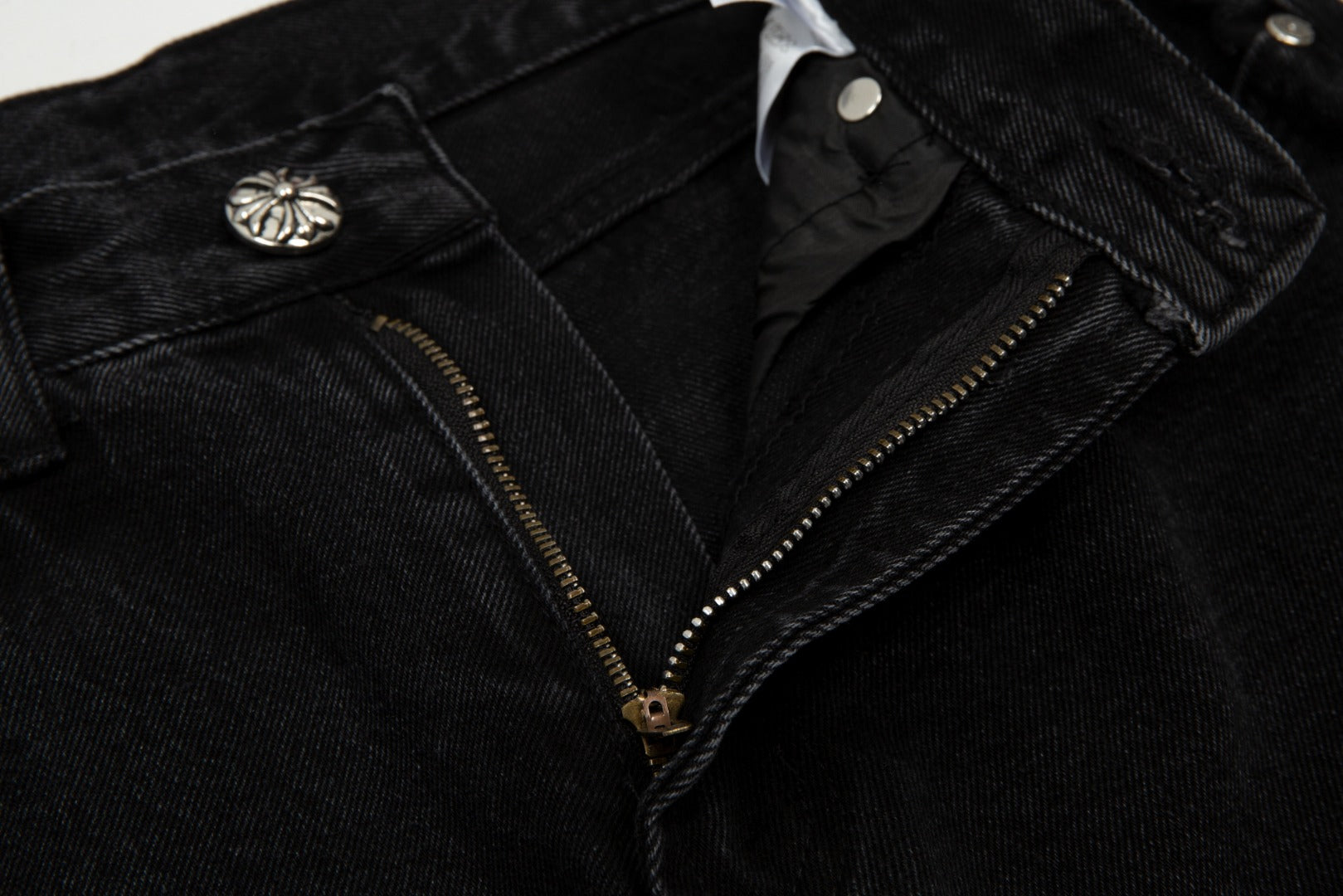 CHROME HEARTS BLACK CROSS PATCH JORTS BLACK Status Shipping