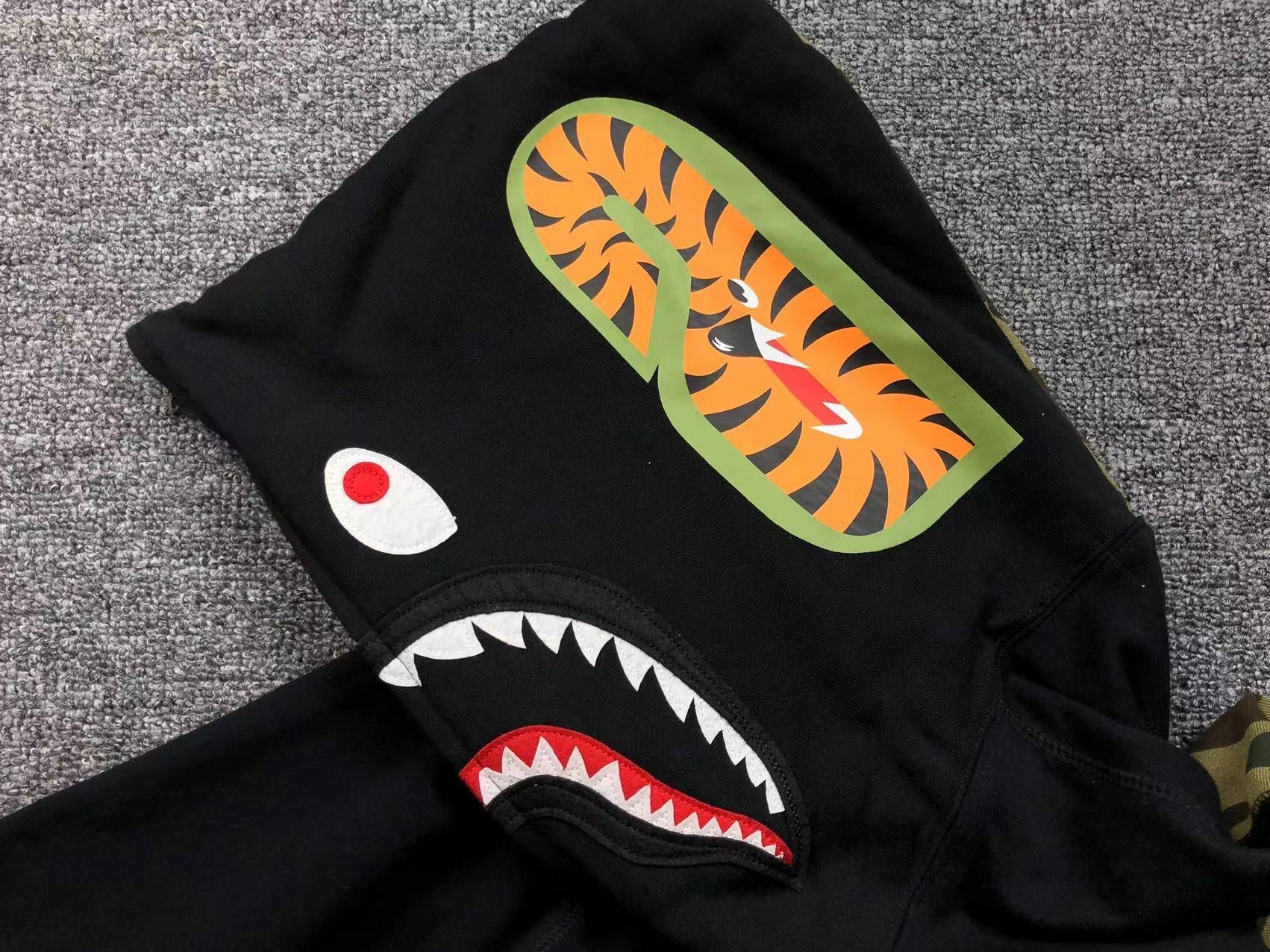 BAPE GREEN CAMO FULL ZIP HOODIE BLACK Status Shipping