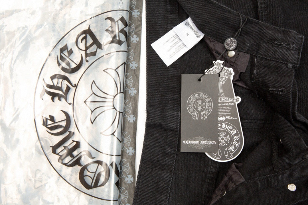 CHROME HEARTS BLACK CROSS PATCH JEANS BLACK Status Shipping