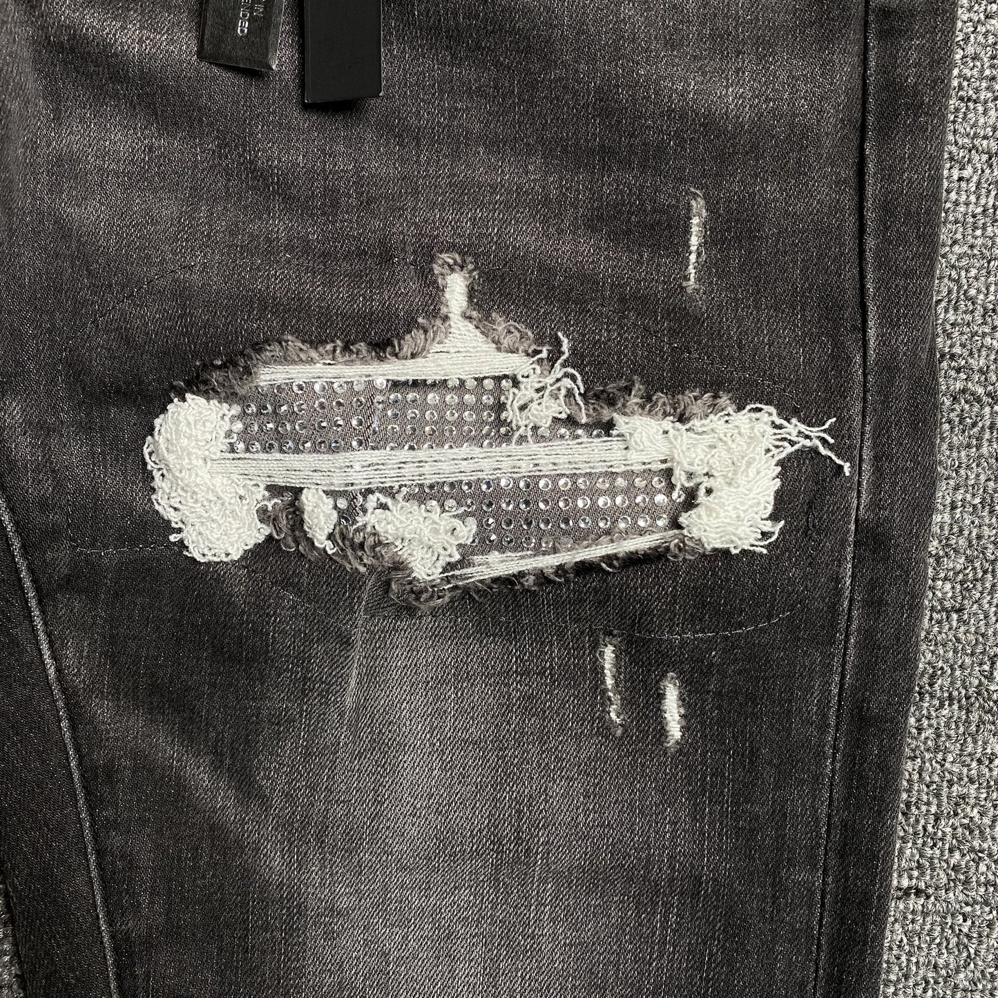 AMIRI SLASH SLIM JEANS Status Shipping