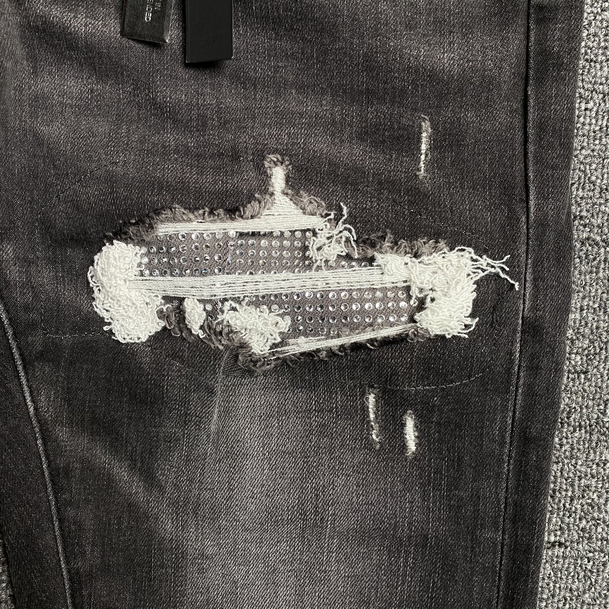 AMIRI SLASH SLIM JEANS Status Shipping