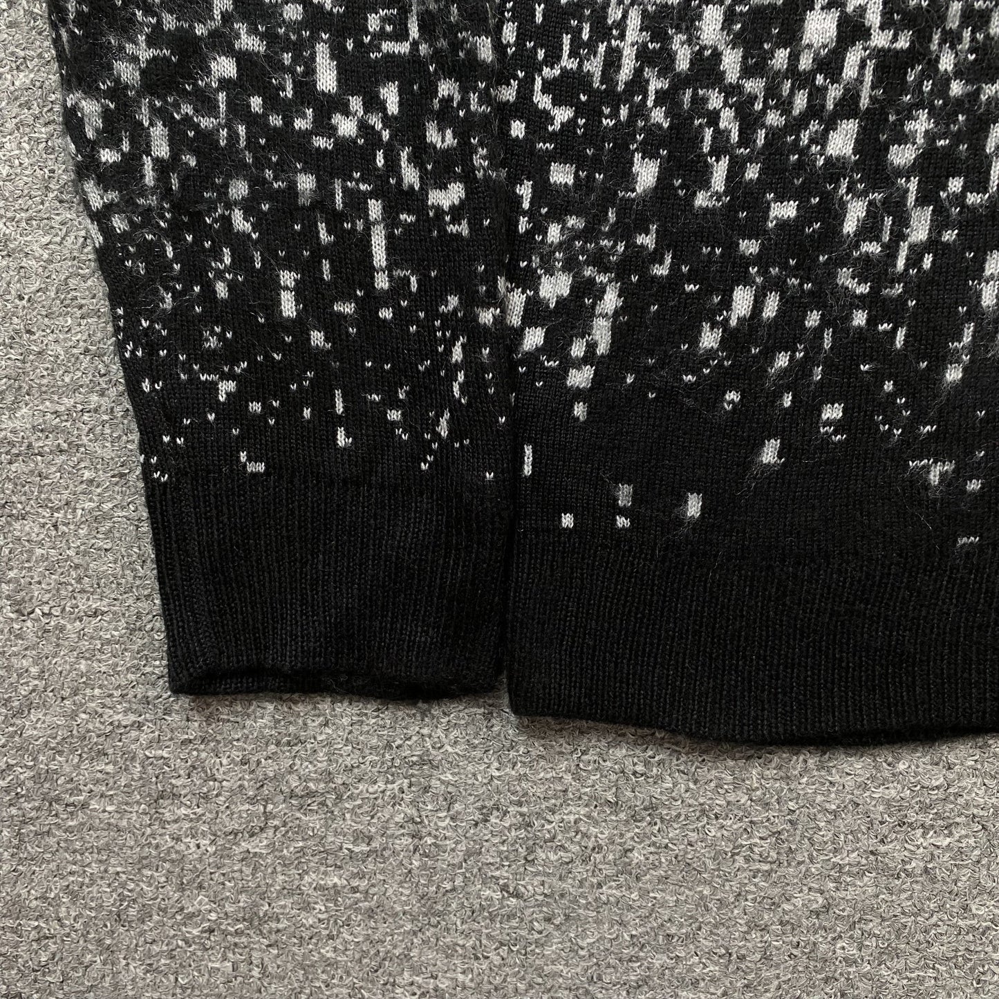 AMIRI STAGGERED GRADIANT CREWNECK GREY Status Shipping