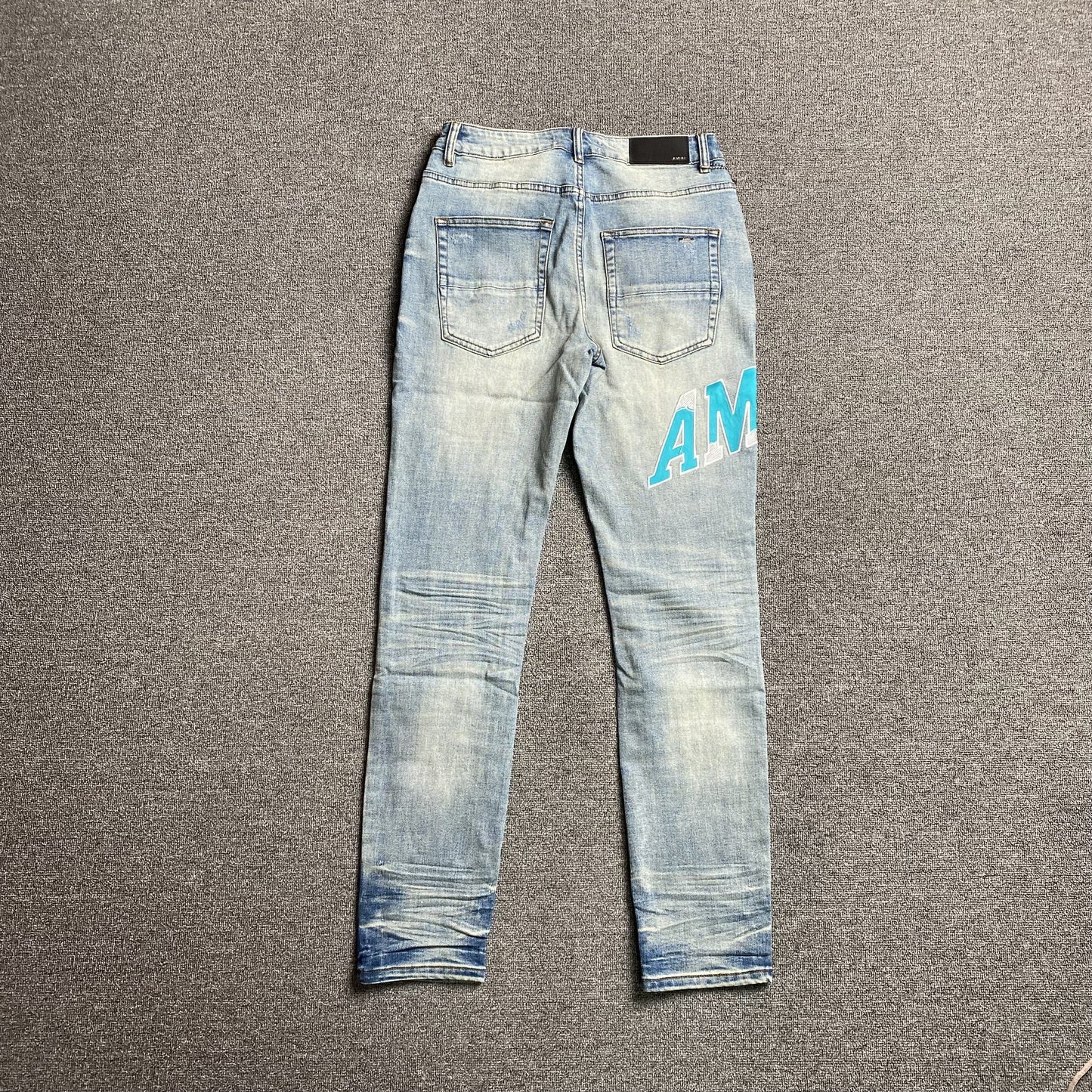 AMIRI VARSITY LOGO JEANS Status Shipping