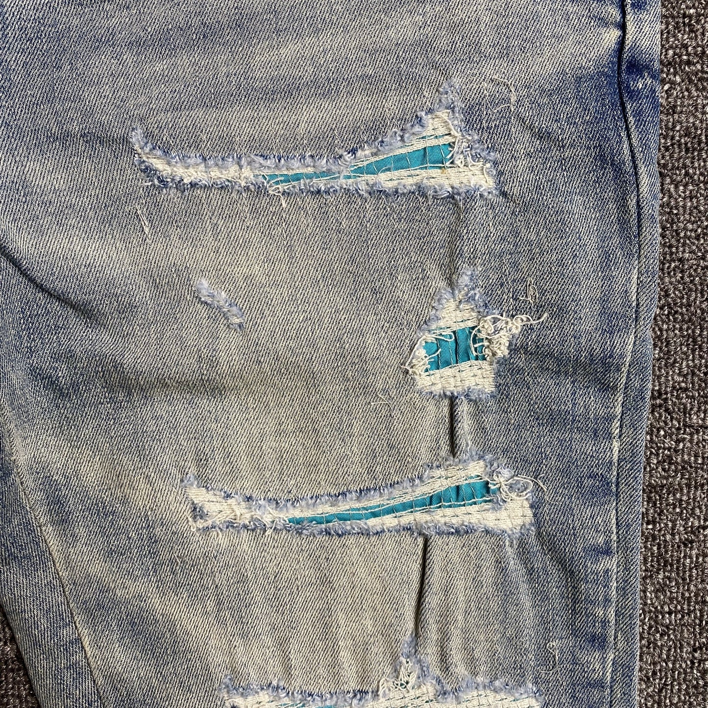 AMIRI VARSITY LOGO JEANS Status Shipping