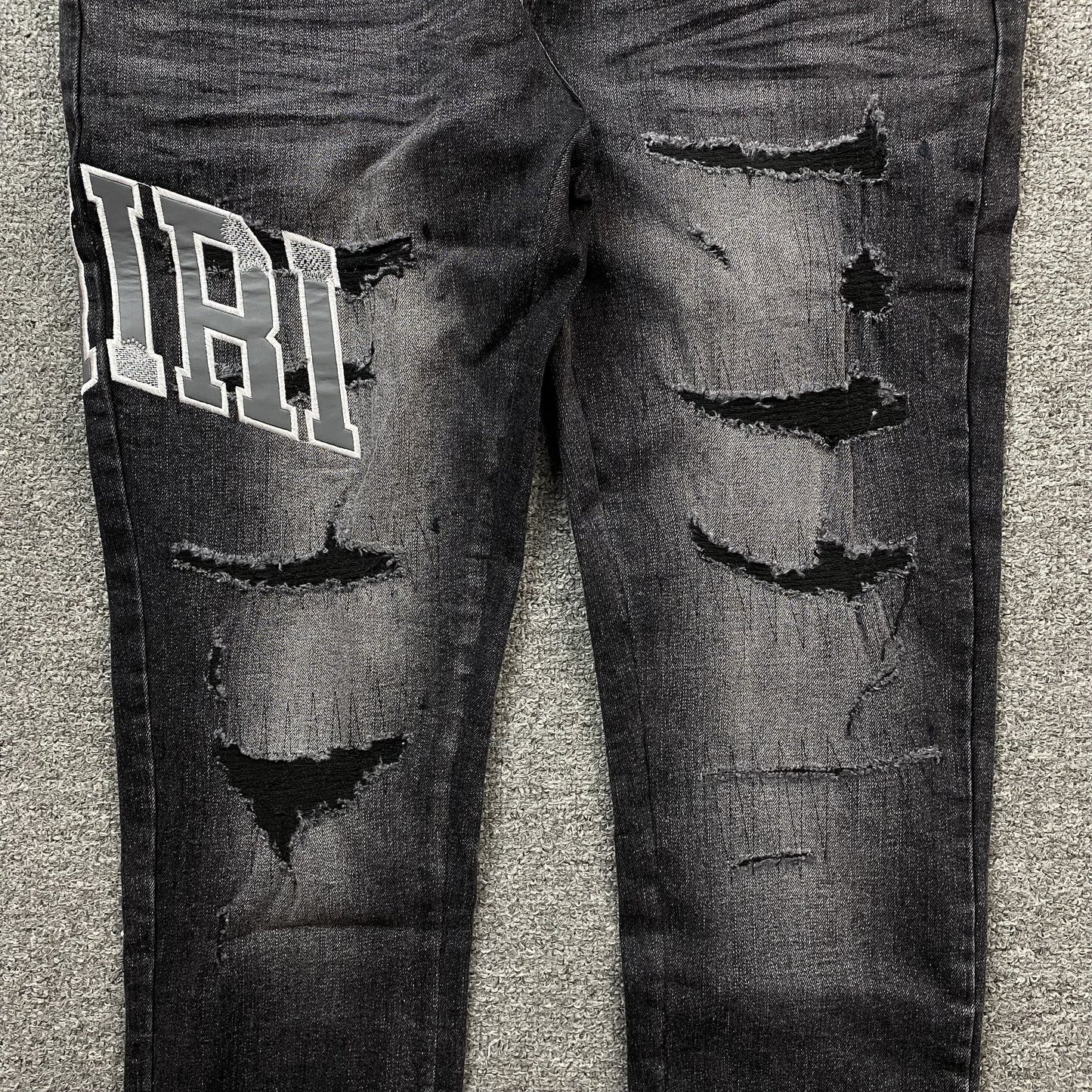 AMIRI VARSITY LOGO REPAIR JEANS Status Shipping