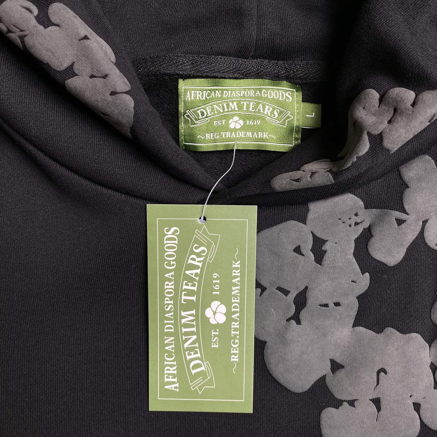 DENIM TEARS COTTON WREATH SHORTS MONOCHROME BLACK Status Shipping