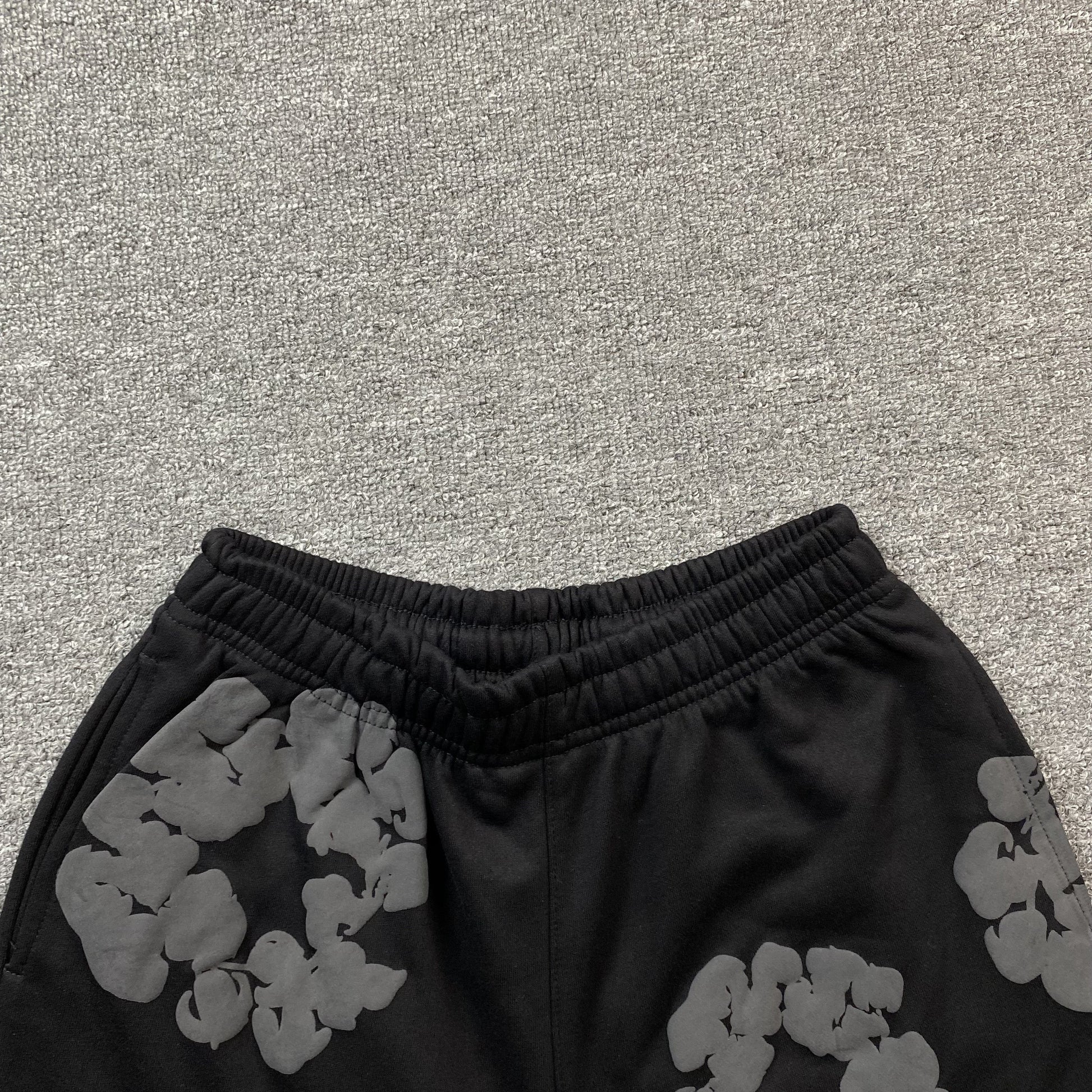 DENIM TEARS COTTON WREATH SHORTS MONOCHROME BLACK Status Shipping