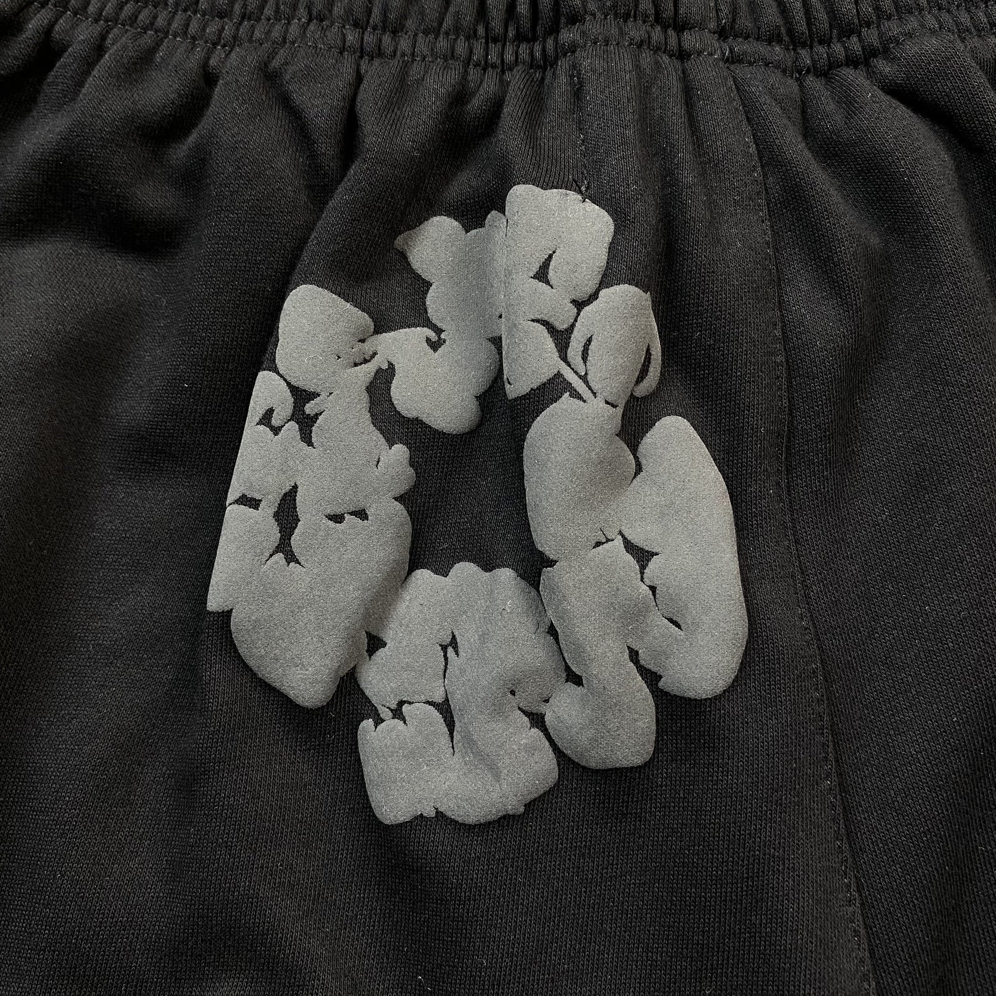 DENIM TEARS COTTON WREATH SHORTS MONOCHROME BLACK Status Shipping