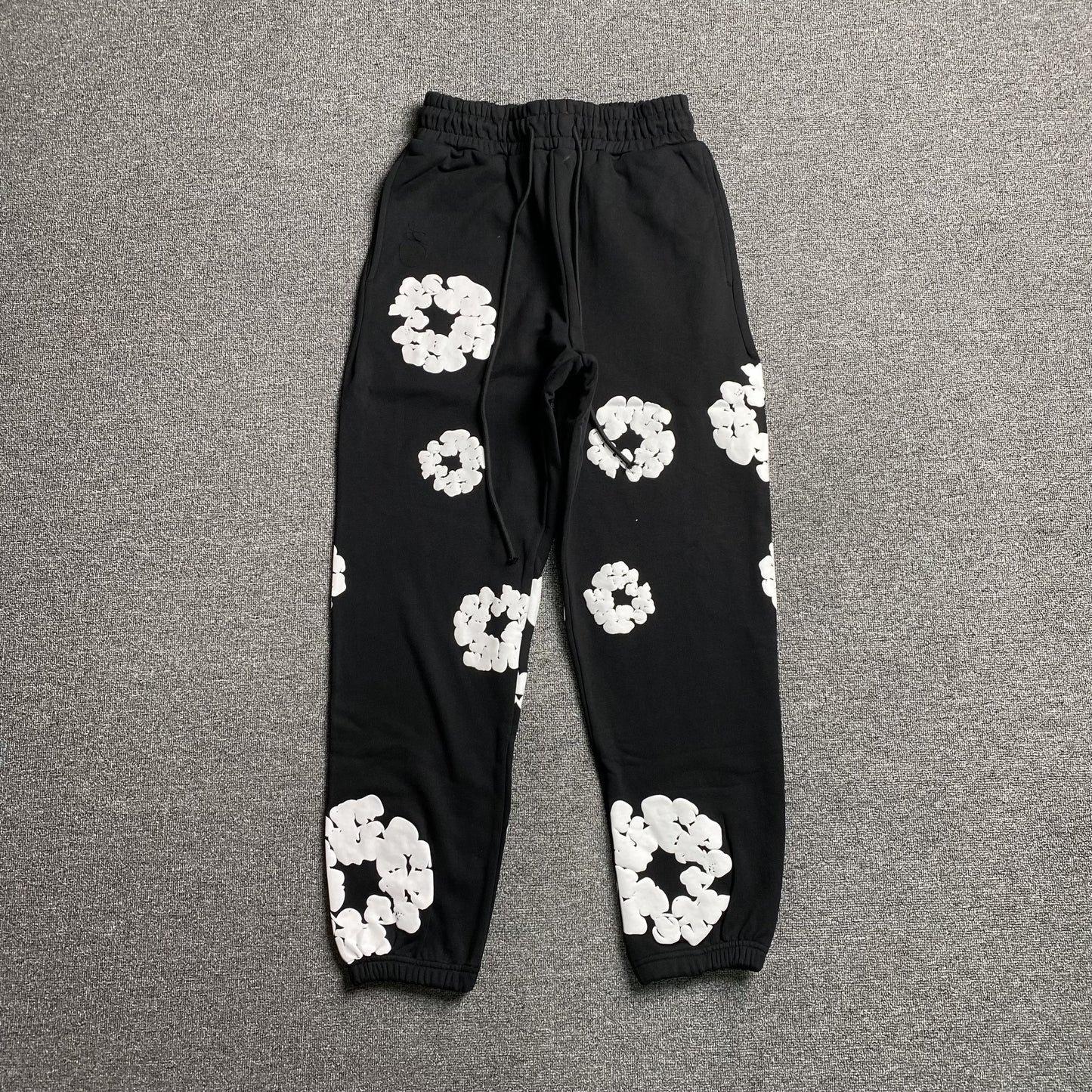 DENIM TEARS COTTON WREATH SWEATPANTS BLACK Status Shipping