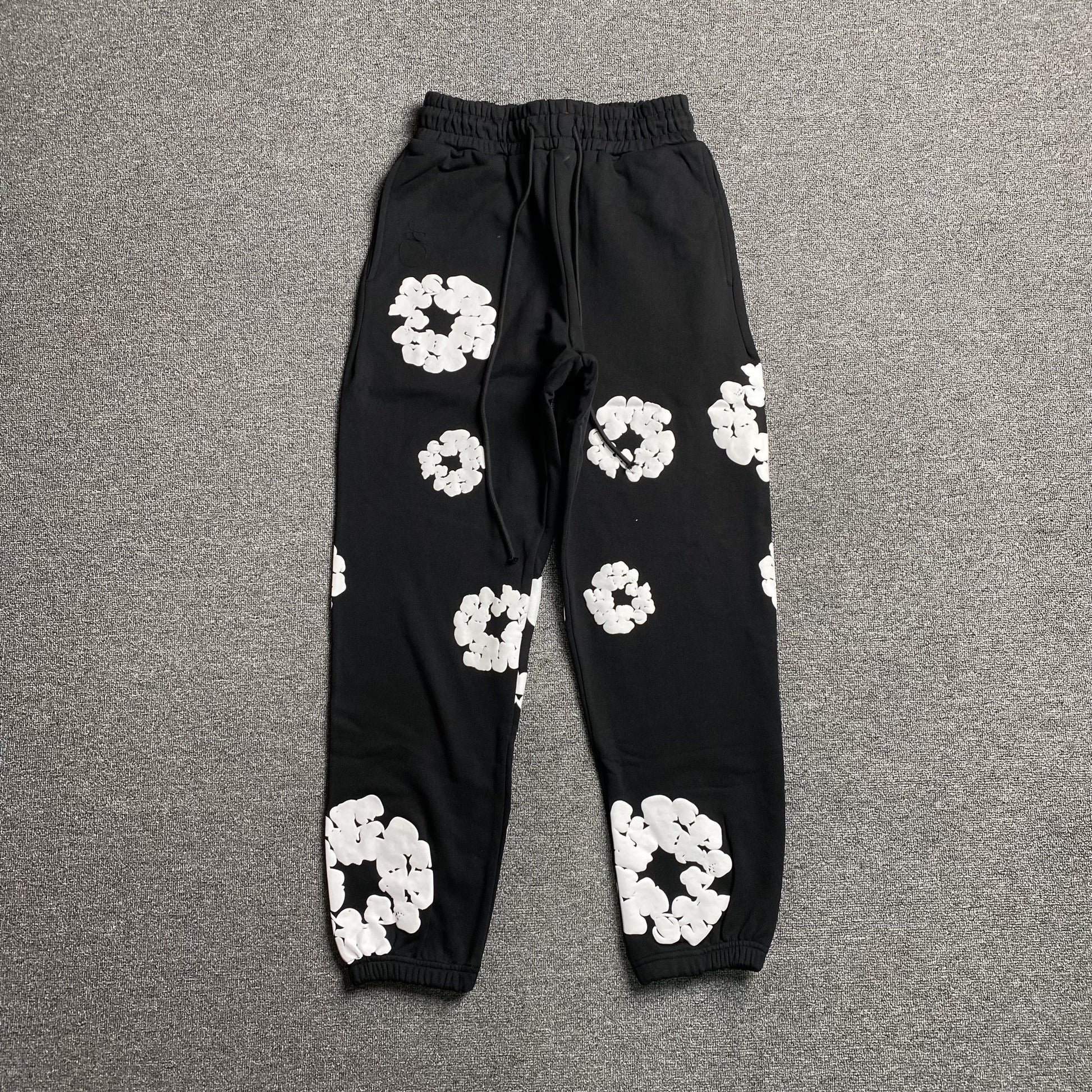 DENIM TEARS COTTON WREATH SWEATPANTS BLACK Status Shipping