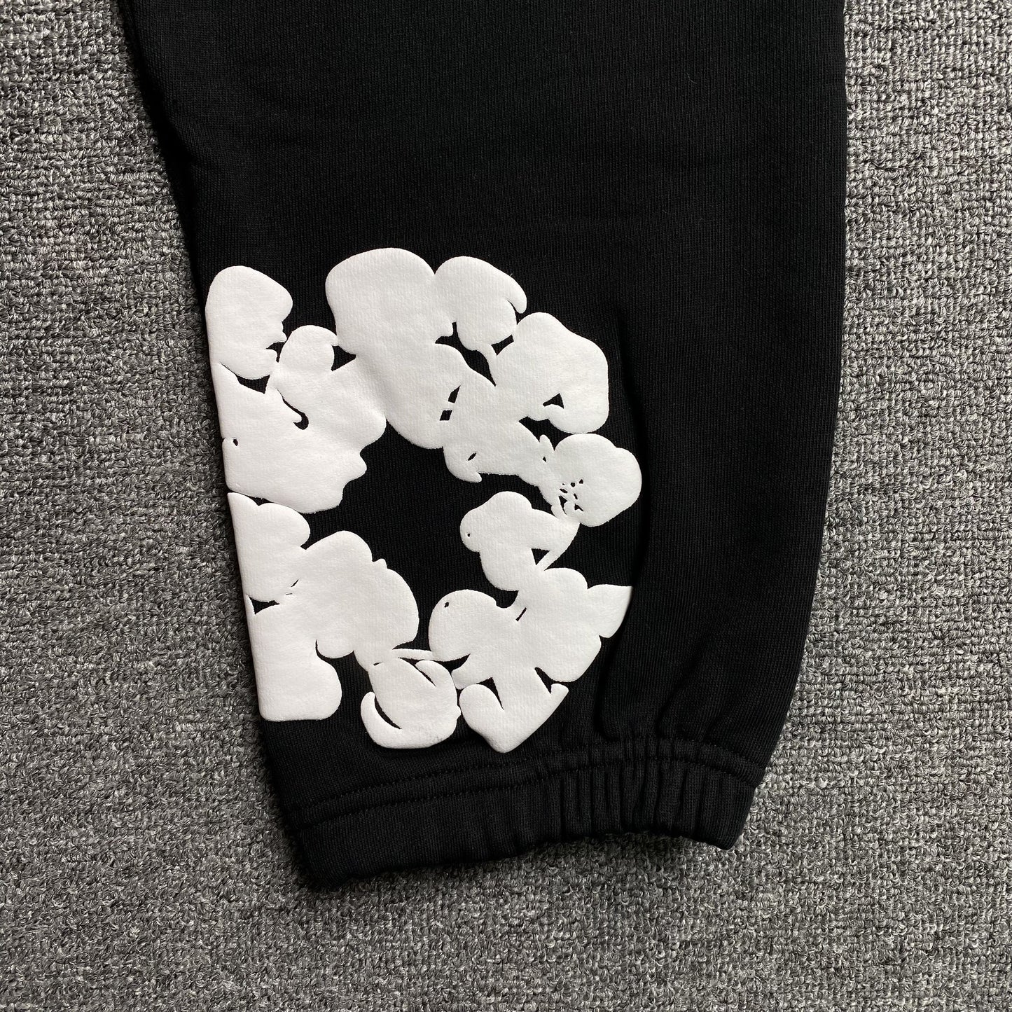 DENIM TEARS COTTON WREATH SWEATPANTS BLACK Status Shipping