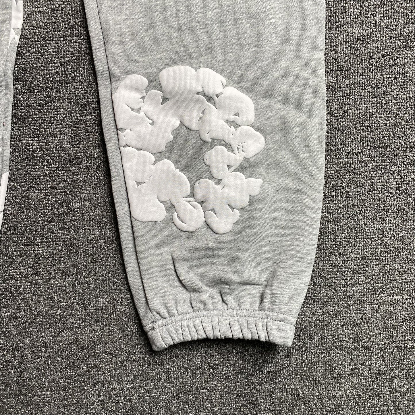 DENIM TEARS COTTON WREATH SWEATPANTS GREY Status Shipping