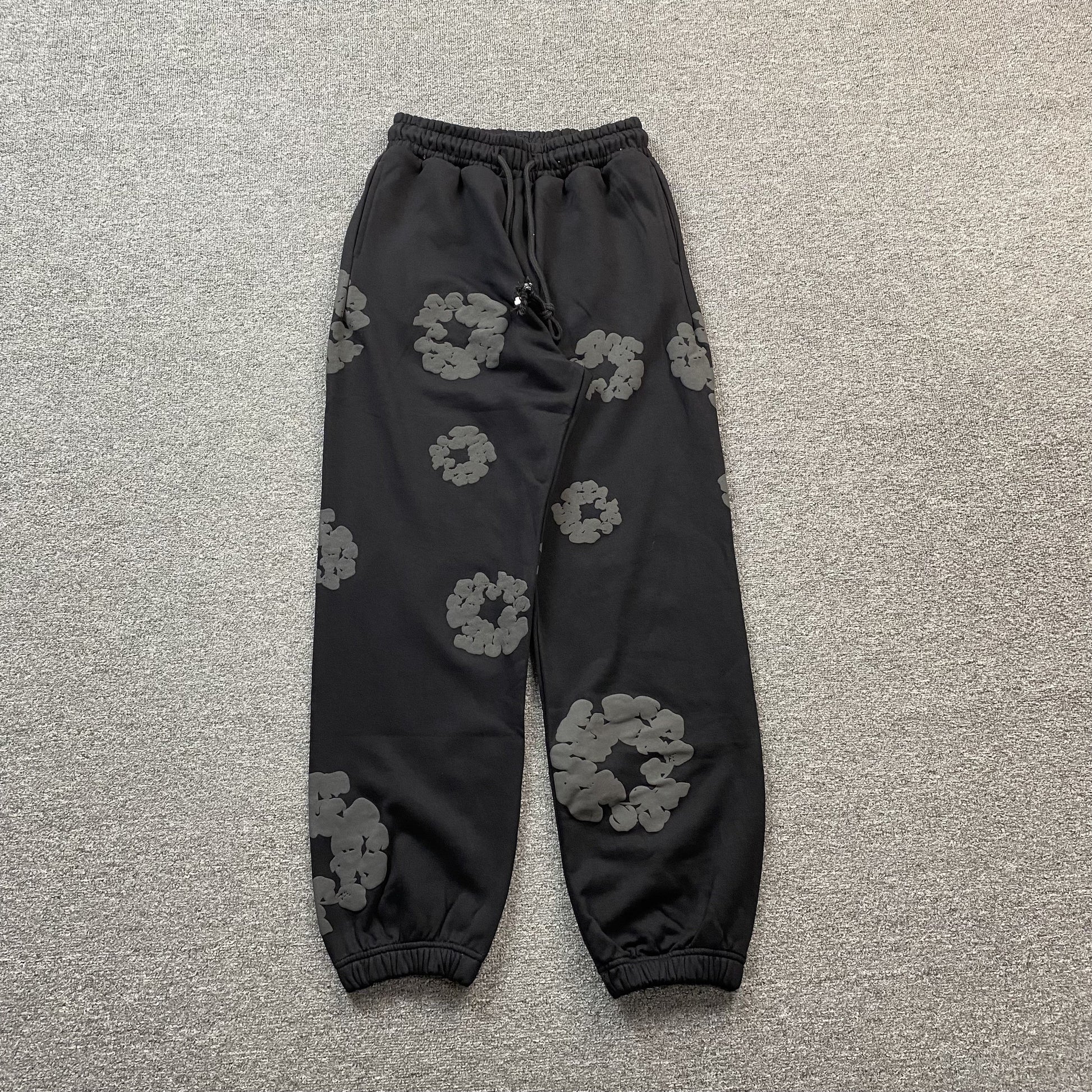 DENIM TEARS COTTON WREATH SWEATPANTS MONOCHROME BLACK Status Shipping
