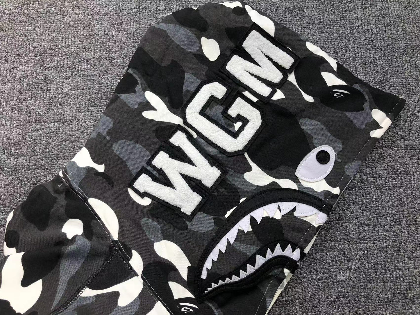 BAPE CITY CAMO HALF SHARK FULL ZIP HOODIE WHITE/BLACK Status Shipping