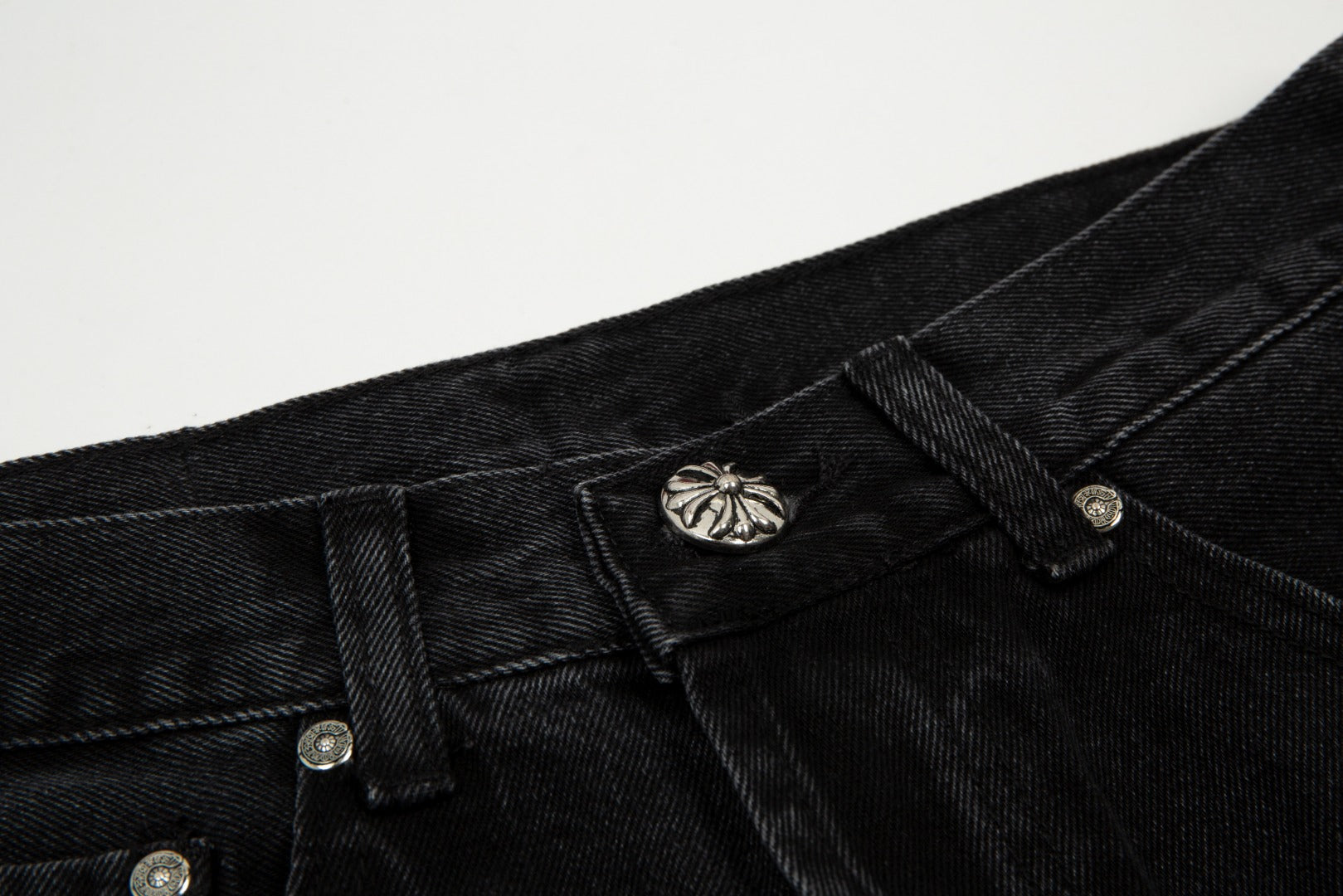 CHROME HEARTS BLACK CROSS PATCH JORTS BLACK Status Shipping