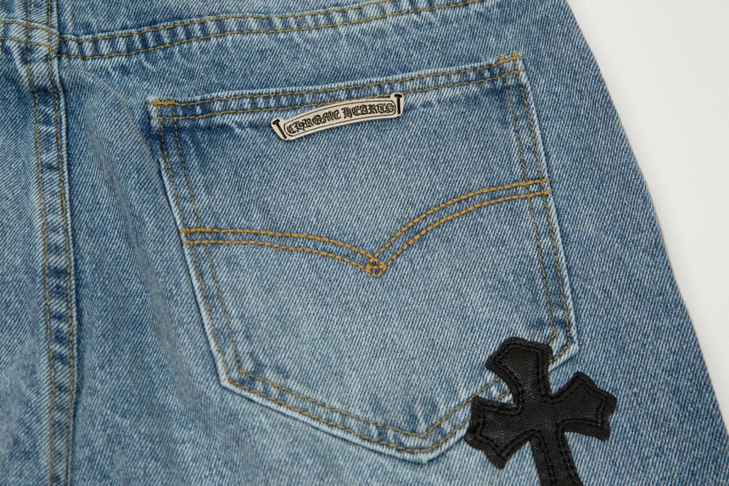 CHROME HEARTS X LEVI'S CROSS PATCH JEANS Status Shipping